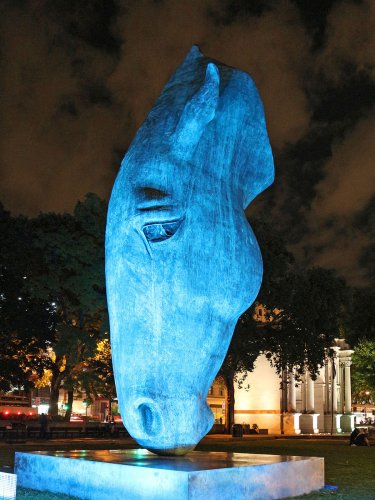 London - skulpture "Still water"